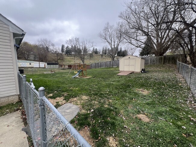 Building Photo - 122 Spence St