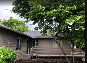 Building Photo - Huge 4 Bed 2 Bath Single Family Home in Ea...