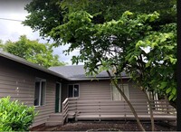 Building Photo - Huge 4 Bed 2 Bath Single Family Home in Ea...