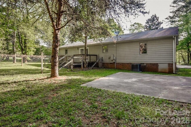 Building Photo - 7730 Deer Track Dr