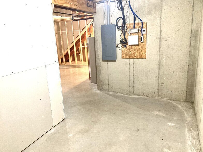 Building Photo - 3705-3707 Valley View Pl
