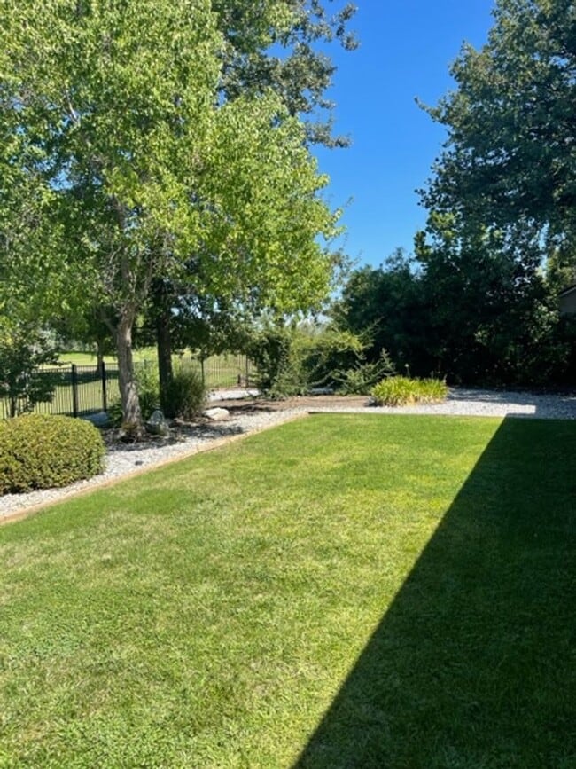 Building Photo - Home on Palo Cedro Golf Course!