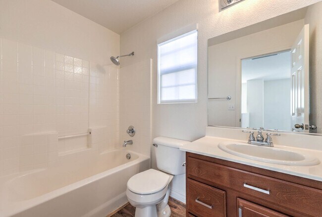 Building Photo - Stunning 3 Bedroom 2.5 Bathroom Home in Gate Community