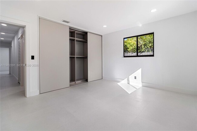 Building Photo - 5420 Lincoln St