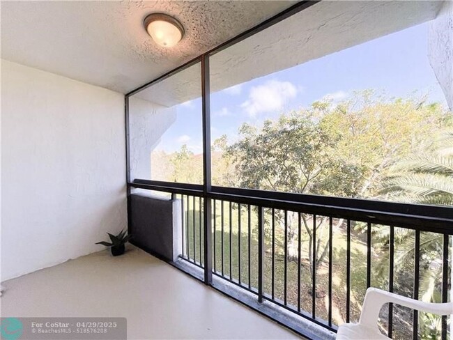 Building Photo - 711 N Pine Island Rd