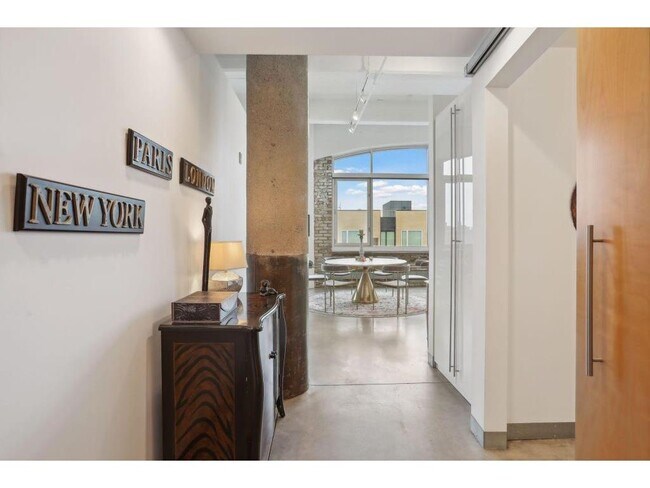 Building Photo - 700 N Washington Ave