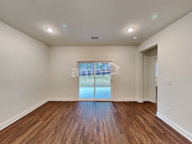 Building Photo - 290 Willow Ln