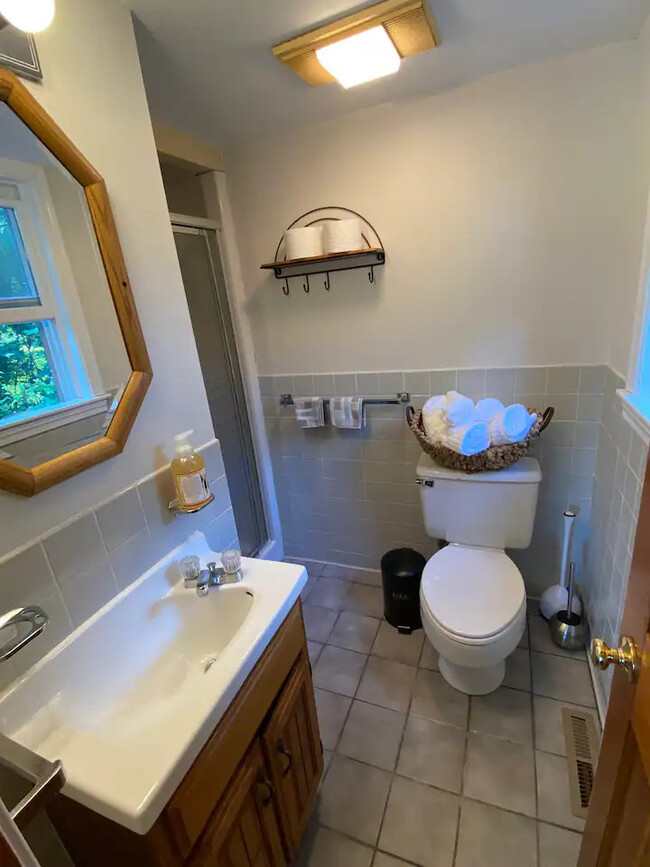 Bathroom (1st floor) - 1296 Drift Rd