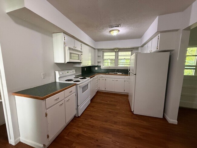Building Photo - Charming 3 Bedroom 1 Bath Home AVAILABLE NOW!!