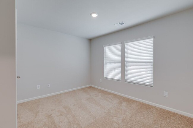 Building Photo - Spacious 5-Bedroom, 3-Bath Home in Prime F...