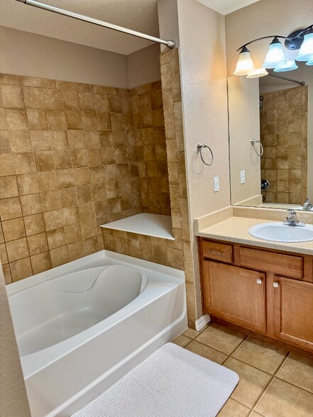Building Photo - 804 Summer Hawk Dr