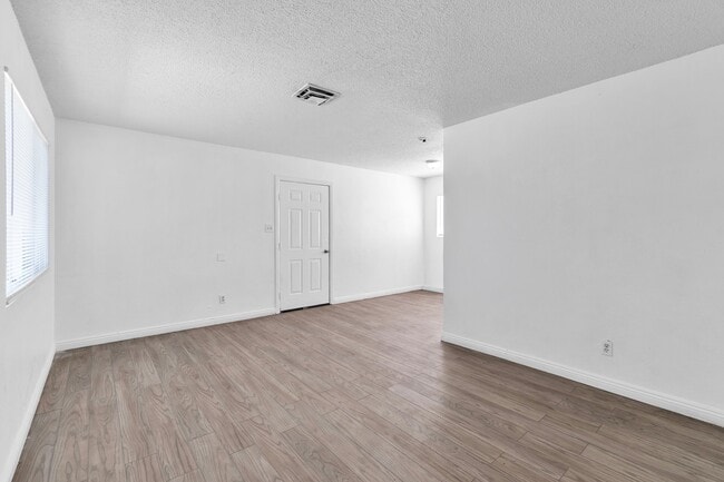 Building Photo - 2508 E Mesquite Ave