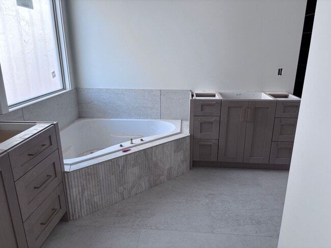 Building Photo - Beautiful single story with 4 bedrooms next to Crimson High School