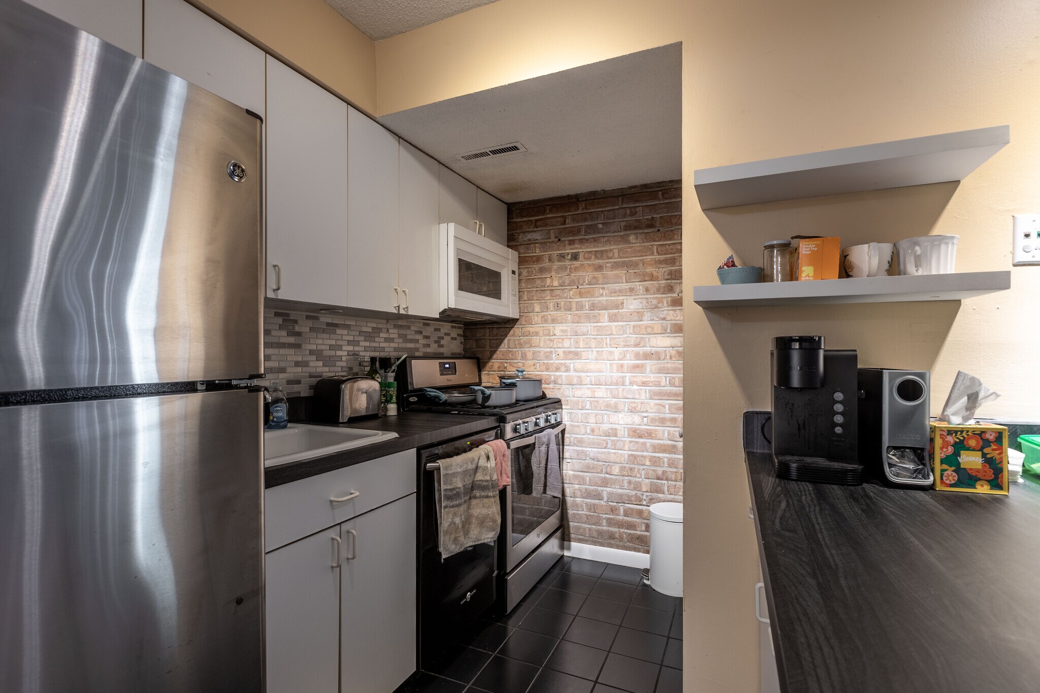 Building Photo - 715 W Diversey Pky