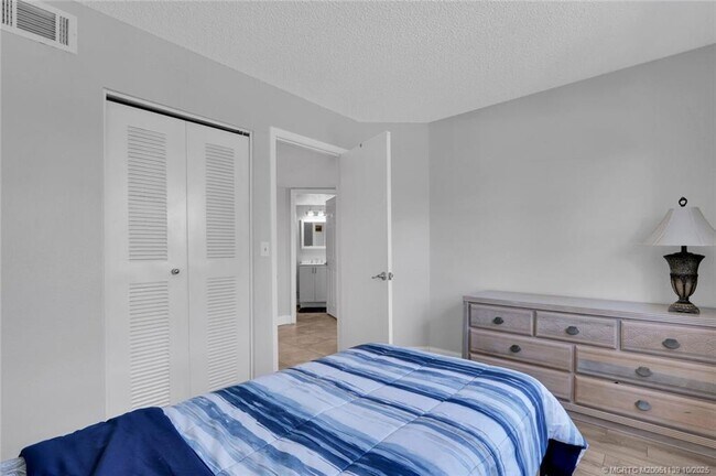 Building Photo - 1504 SE Royal Green Cir