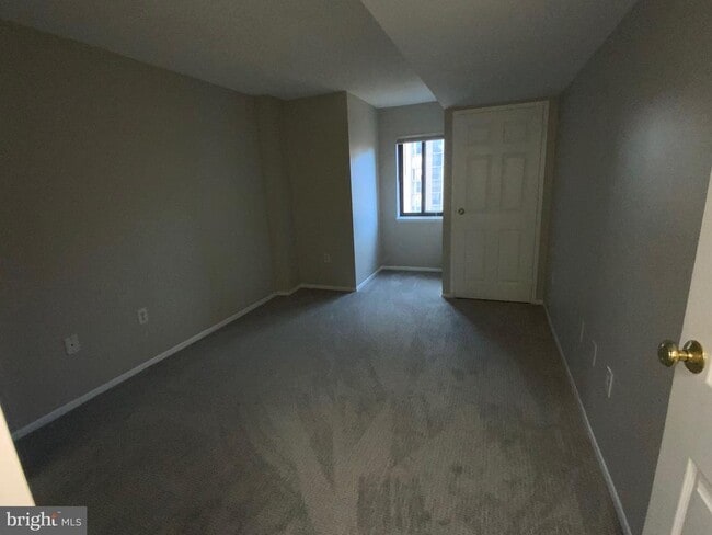 Building Photo - 4500 S Four Mile Run Dr