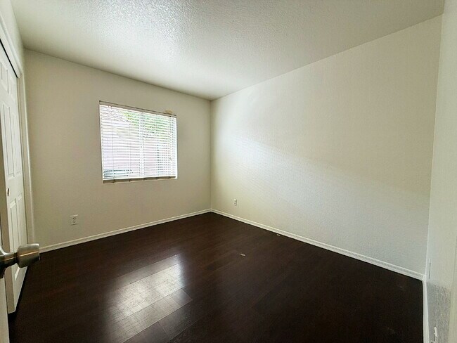 Building Photo - Stylish 1-story 1,301 Sq. Ft. House in Inv...