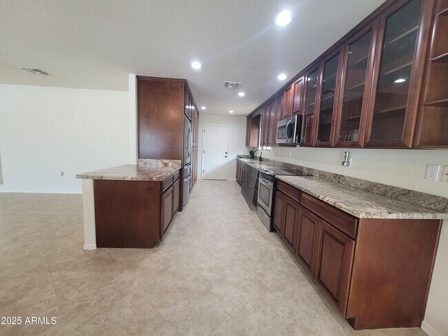 Building Photo - 17230 N Country Club Dr