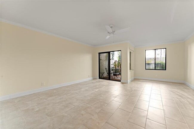 Building Photo - 817 SE 12th Ct