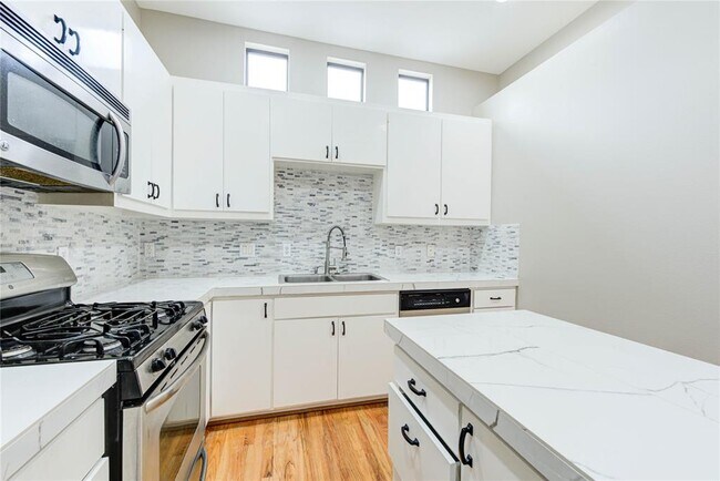 Building Photo - 8715 Meadowcroft Dr