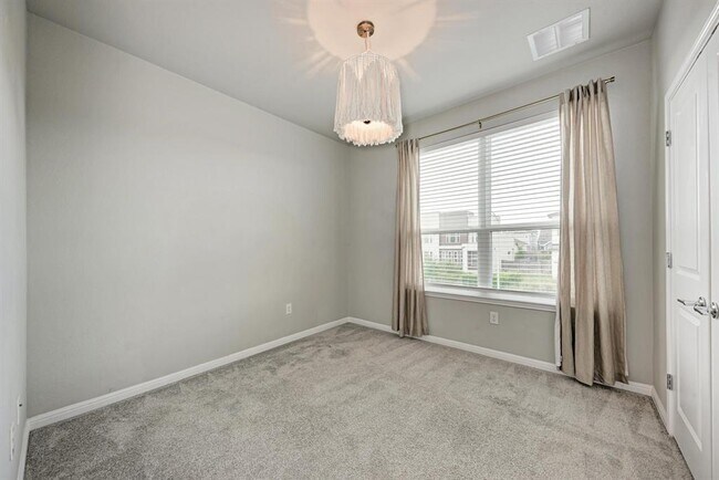 Building Photo - 5408a Baythorne Dr