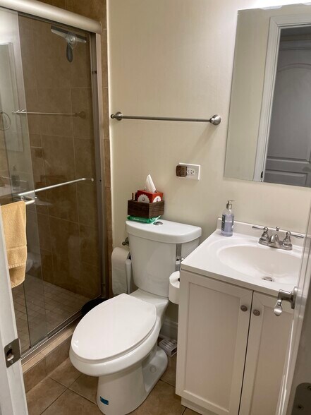 Building Photo - 2722 N Marshfield Ave