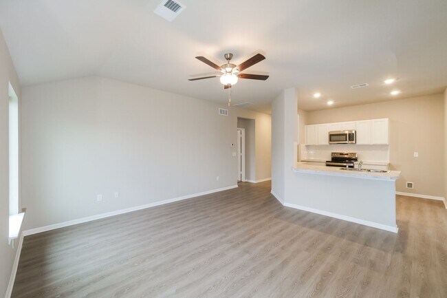 Building Photo - Beautiful, bright and brand new!!! 3 Bed / 2 Bath in Spring Hill, KS - PRICE DROP!