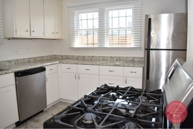 Building Photo - Charming 2-Bedroom Downtown Unit – Availab...