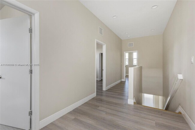 Building Photo - 1632 NE 110th St