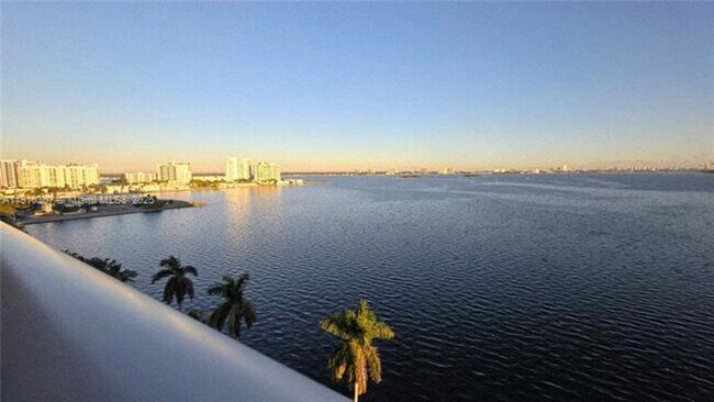 Building Photo - 1625 Kennedy Cswy