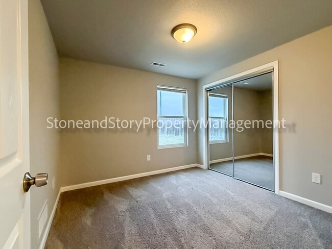 Building Photo - 3 Bedroom 2.5 bath