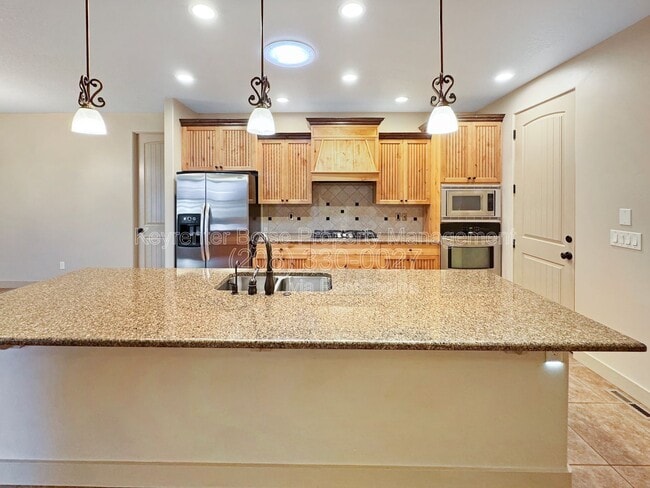 Building Photo - 3349 N Justin Ave