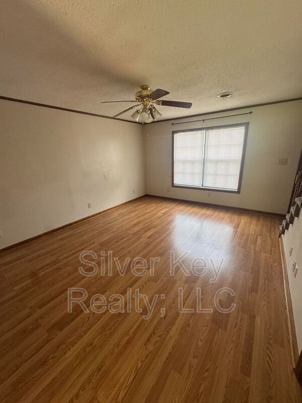 Building Photo - 611 Ingleside Ave