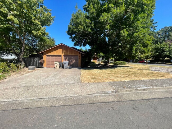 Building Photo - 3 Bedroom Home on Large Corner Lot!