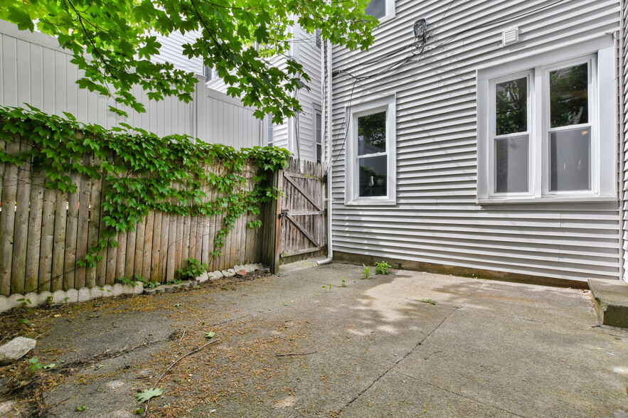 Building Photo - 407 E 5th St
