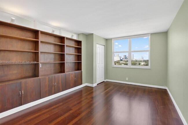 Building Photo - 1625 SE 10th Ave