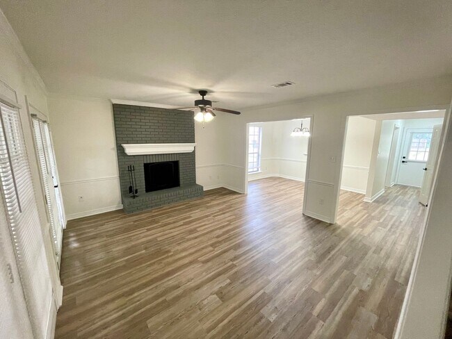 Building Photo - 2 Bed 1 Bath Townhome Available in NE Jack...