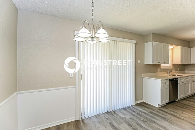 Building Photo - 3 Bedroom Pet-Friendly Home in Midwest City, OK with Main Street Renewal