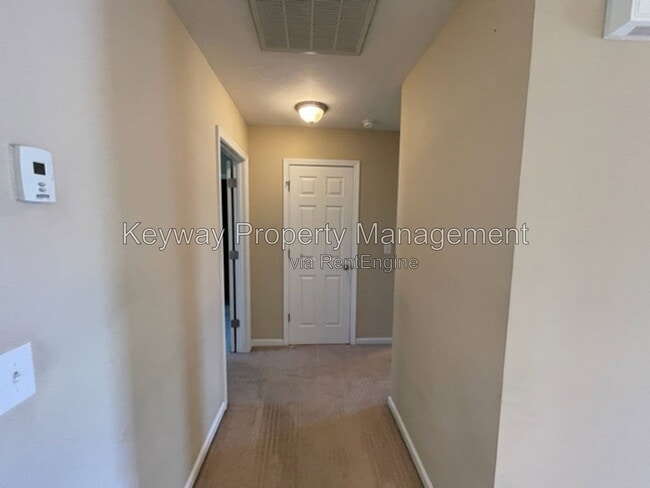 Building Photo - 6107 Village W Ln