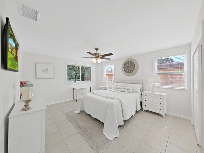 Building Photo - 4610 W Bay Villa Ave