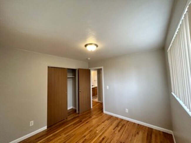 Building Photo - ** Move in Special** Spacious 3 bedroom, 1 bath Lakewood duplex with fenced in backyard available!