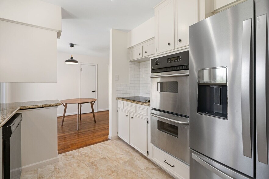 Building Photo - 2206 Stonecrest Dr