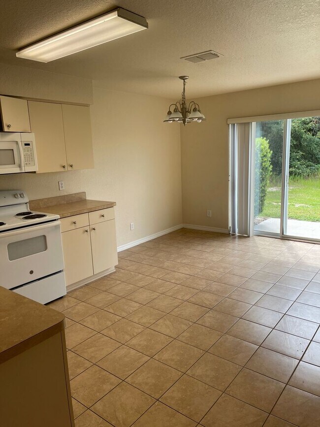 Building Photo - 2 Bedroom/2 1/2 Bathroom End Unit Apartment