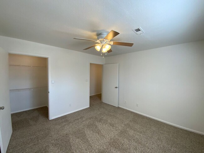 Building Photo - 3 Bedroom Single Story Home Available Near...
