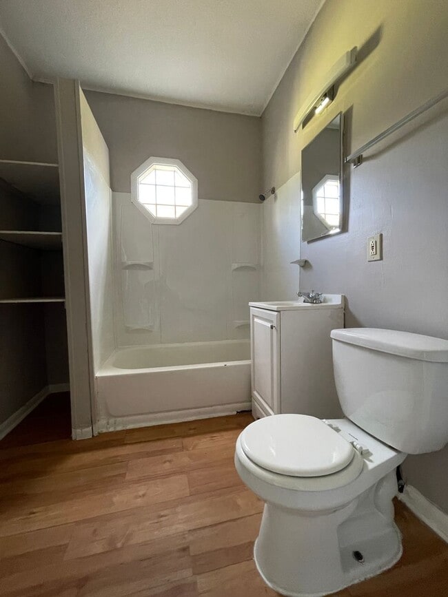 Building Photo - WARM & COMFY SINGLE FAMILY HOME