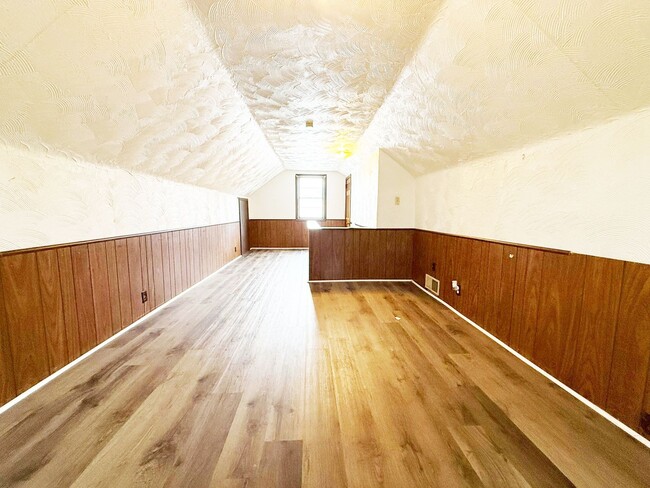 Building Photo - 3 BED 1.5 BATH BEAUTIFUL SINGLE FAMILY HOM...
