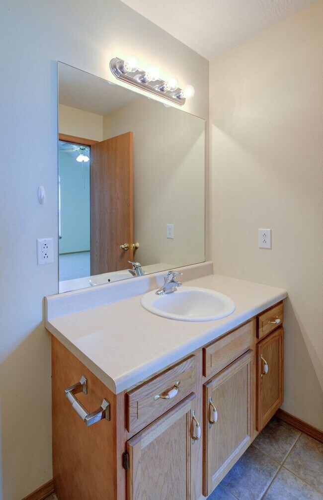 Building Photo - 3 Bedroom in Republic Schools!