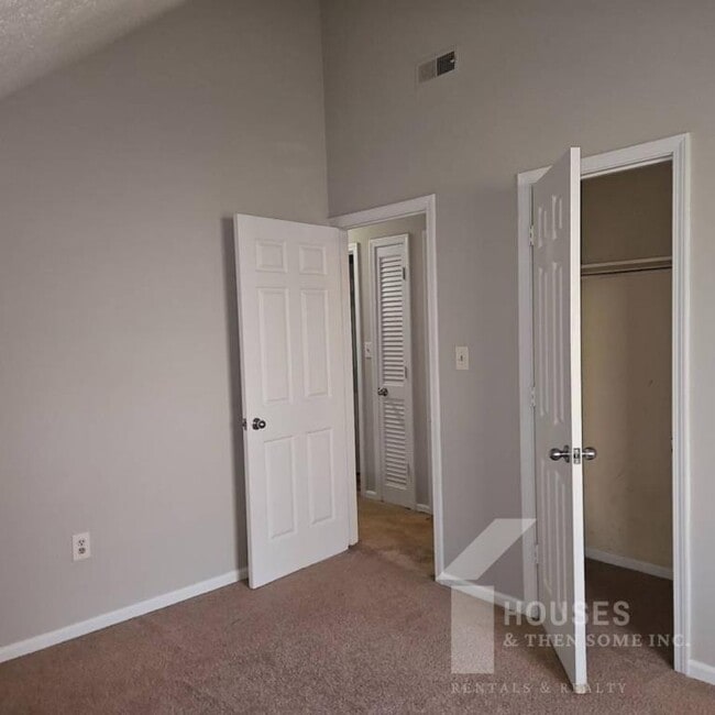 Building Photo - 28 Shore Dr