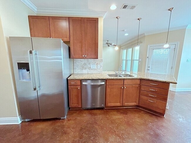 Building Photo - 3 Bedroom Townhouse in Gated Community off...