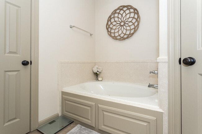 Building Photo - 735 Fall Creek Dr